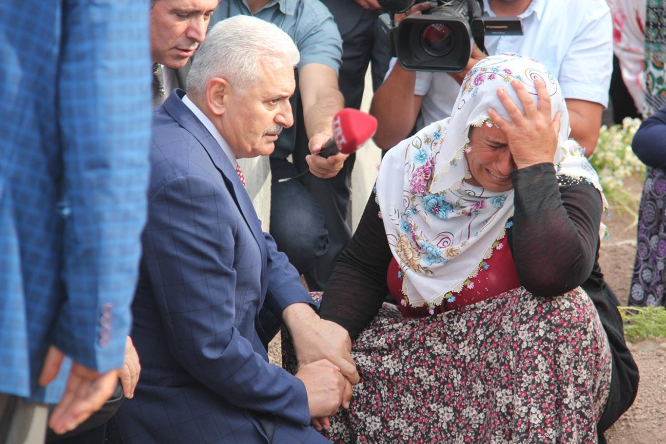 Binali Yıldırım'dan Tanışık köyüne taziye ziyareti Binali Yıldırım'dan Tanışık köyüne taziye ziyareti